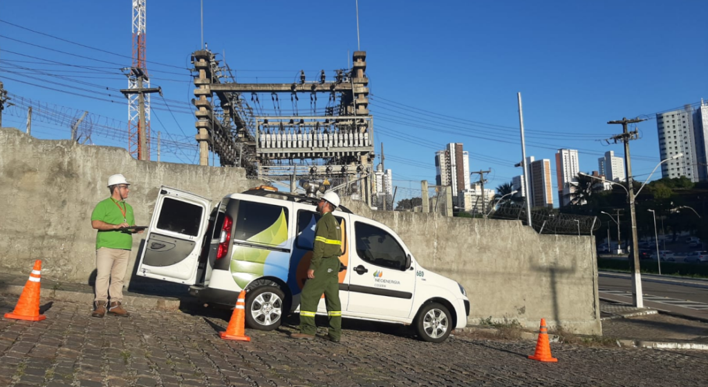 Equipe da Neoenergia Cosern utiliza câmeras de termovisão na inspeção da rede elétrica em todo o RN A Neoenergia Cosern ampliou o uso da tecnologia nas ações de manutenção preventiva dos 55 mil quilômetros de rede elétrica de alta, média e baixa tensão, além das subestações, espalhadas pelo Rio Grande do Norte. Equipamentos como drones e veículos do tipo furgão, equipados com câmeras de termovisão, são cada vez mais utilizados pela distribuidora na manutenção preventiva, identificação e correção de pontos de calor no sistema elétrico.